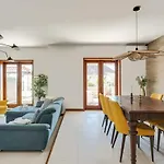 With Jacuzzi & Garage By Hostwise Holiday home Vila Cha (Porto)