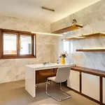 With Jacuzzi & Garage By Hostwise *