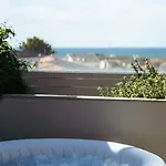 Holiday home With Jacuzzi & Garage By Hostwise