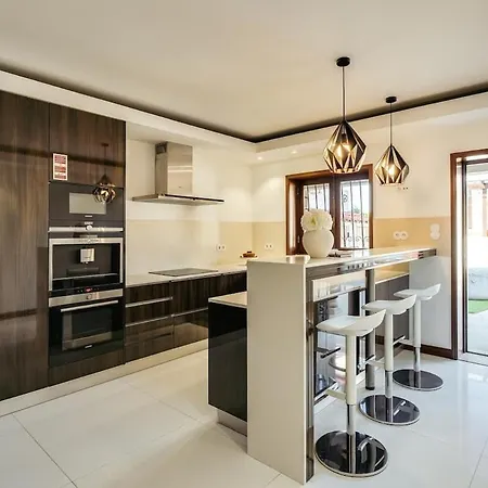 With Jacuzzi & Garage By Hostwise *