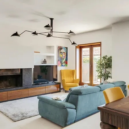 With Jacuzzi & Garage By Hostwise