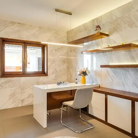With Jacuzzi & Garage By Hostwise *