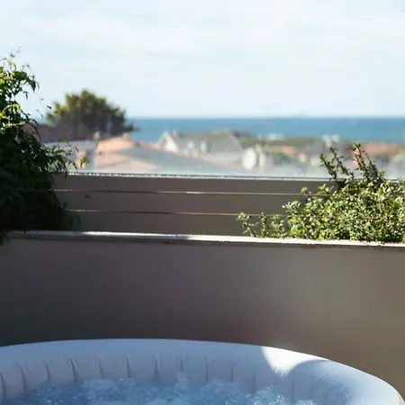 Holiday home With Jacuzzi & Garage By Hostwise