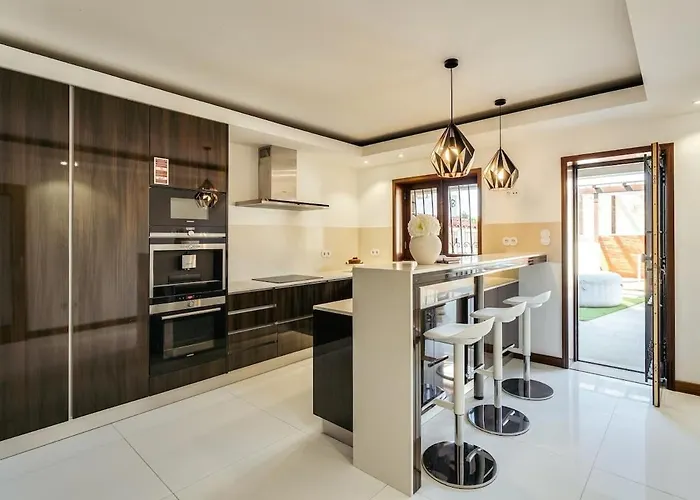 With Jacuzzi & Garage By Hostwise *