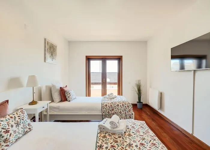 Hébergement de vacances With Jacuzzi & Garage By Hostwise