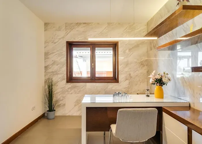 Hébergement de vacances With Jacuzzi & Garage By Hostwise