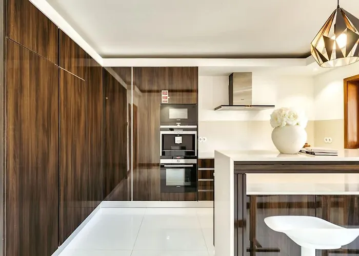 With Jacuzzi & Garage By Hostwise בית נופש