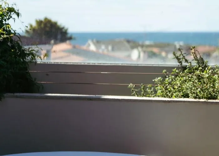 Hébergement de vacances With Jacuzzi & Garage By Hostwise